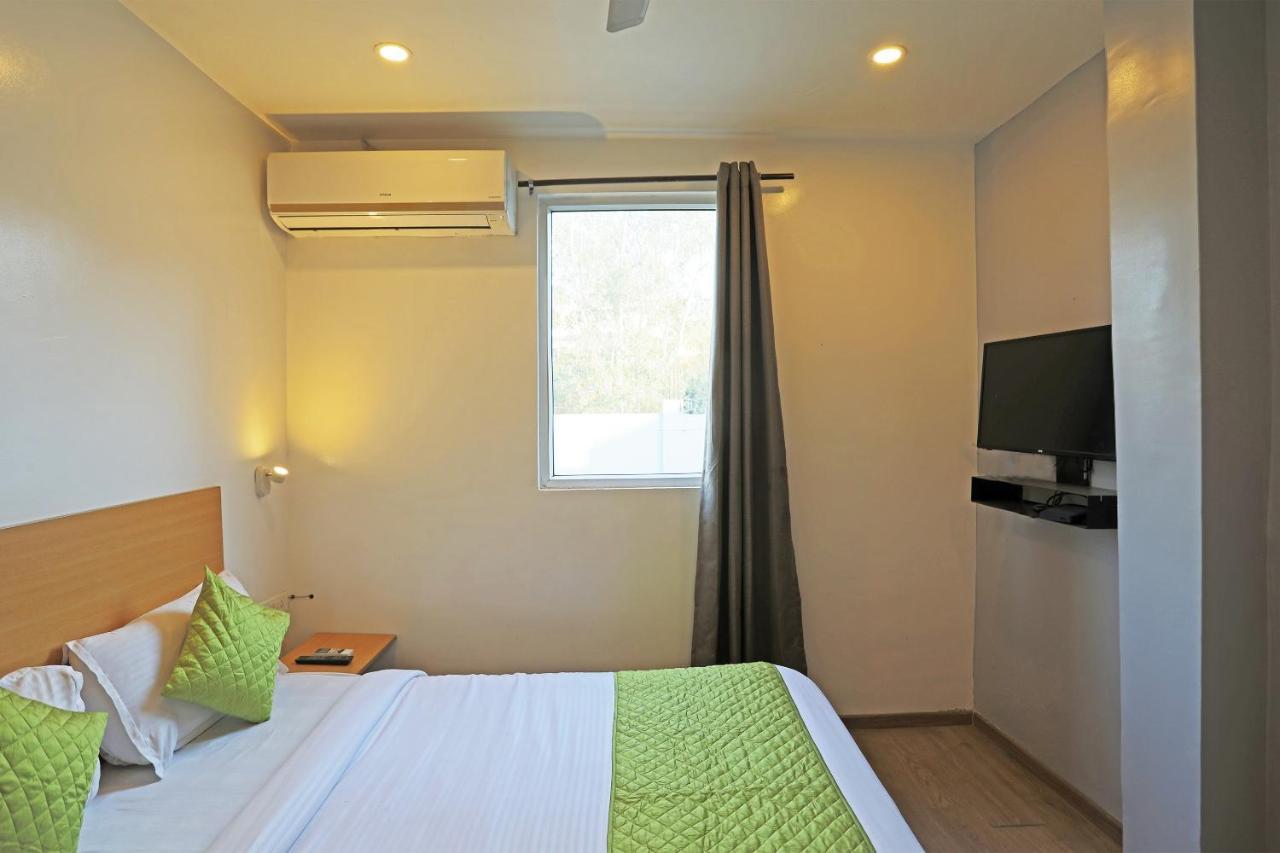 Hotel Yellow Chilli Britannia Chowk- Couple Friendly Local Id Accepted Nova Deli Exterior foto