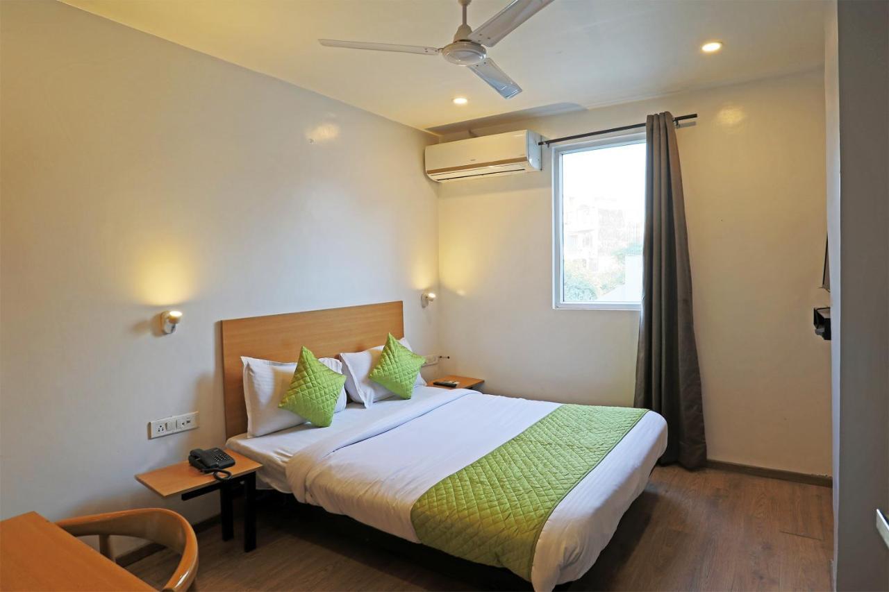 Hotel Yellow Chilli Britannia Chowk- Couple Friendly Local Id Accepted Nova Deli Exterior foto