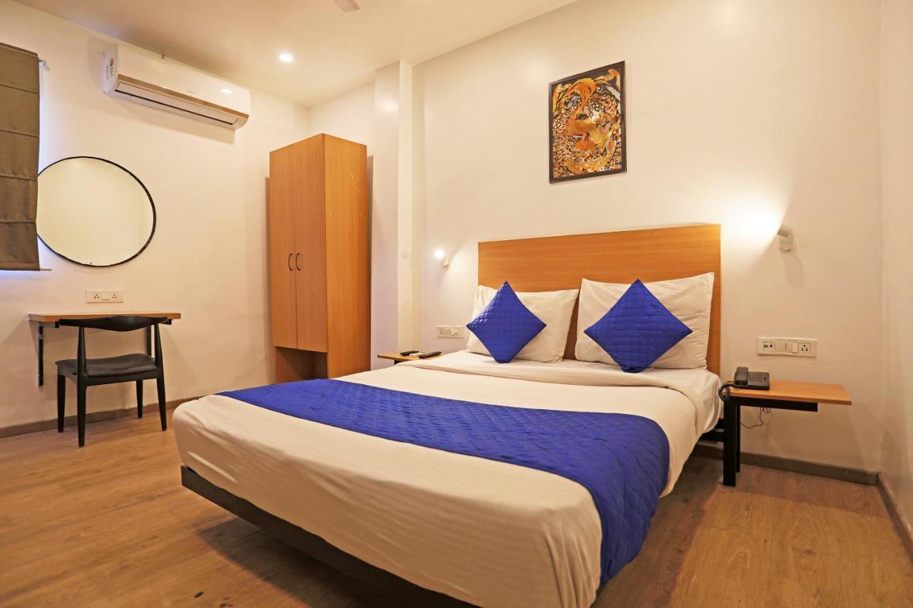 Hotel Yellow Chilli Britannia Chowk- Couple Friendly Local Id Accepted Nova Deli Exterior foto